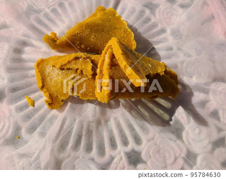 蜂蠟塊的生產 蜂蠟從熱水中分離並半固化 蜂蠟塊的生產 蜂蠟從熱水中分離並半固化 95784630