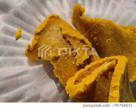 蜂蠟塊的生產 蜂蠟從熱水中分離並半固化 95784631