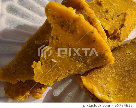 蜂蠟塊的生產 蜂蠟從熱水中分離並半固化 95784632