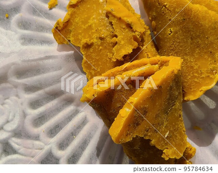 蜂蠟塊的生產 蜂蠟從熱水中分離並半固化 蜂蠟塊的生產 蜂蠟從熱水中分離並半固化 95784634