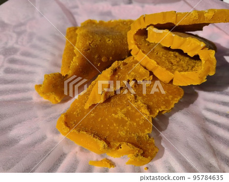 蜂蠟塊的生產 蜂蠟從熱水中分離並半固化 蜂蠟塊的生產 蜂蠟從熱水中分離並半固化 95784635