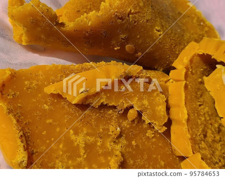 蜂蠟塊的生產 蜂蠟從熱水中分離並半固化 蜂蠟塊的生產 蜂蠟從熱水中分離並半固化 95784653