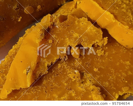 蜂蠟塊的生產 蜂蠟從熱水中分離並半固化 蜂蠟塊的生產 蜂蠟從熱水中分離並半固化 95784654