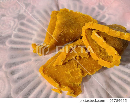 蜂蠟塊的生產 蜂蠟從熱水中分離並半固化 95784655