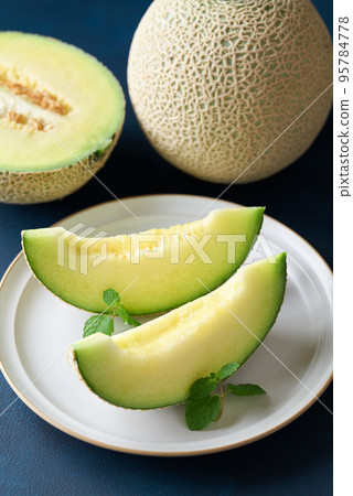 Earl's melon sliced Earl's melon sliced 95784778