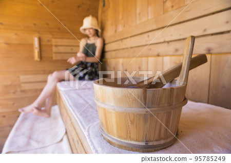桑拿女孩進入桑拿浴室和桑拿浴池Rouryu 95785249