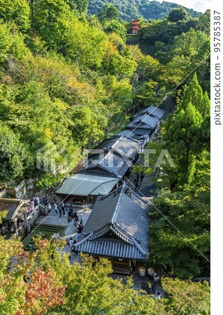 [Kyoto Prefecture] Otowa Falls seen from the stage of Kiyomizu 95785387