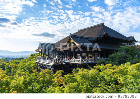 [Kyoto Prefecture] Kiyomizu-dera with a dynamic sky 95785398