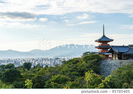 [Kyoto Prefecture] Kiyomizu-dera's three-storied pagoda where time flows calmly 95785405