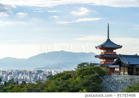[Kyoto Prefecture] Kiyomizu-dera's three-storied pagoda where time flows calmly 95785406
