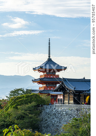 [Kyoto Prefecture] Kiyomizu-dera's three-storied pagoda where time flows calmly 95785407