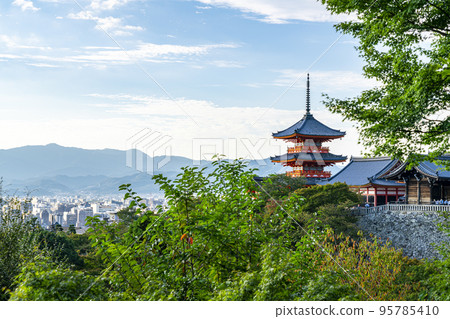 [京都府] 清水寺的三層寶塔，時間平靜地流淌 95785410