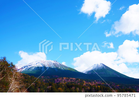 Mt. Meakan and Mt. Akan in autumn, Hokkaido Mt. Meakan and Mt. Akan in autumn, Hokkaido 95785471