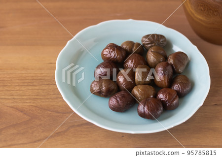 Organic peeled sweet chestnuts with a rustic sweetness Organic peeled sweet chestnuts with a rustic sweetness 95785815