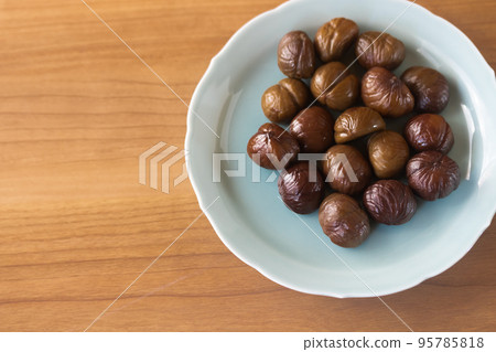 Organic peeled sweet chestnuts with a rustic sweetness Organic peeled sweet chestnuts with a rustic sweetness 95785818