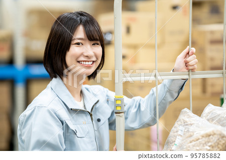 在配送中心工作的女性員工 95785882