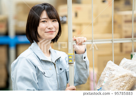 在配送中心工作的女性員工 95785883