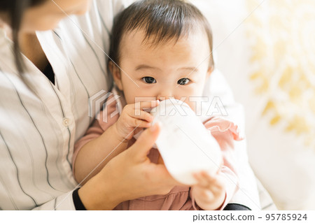 baby and mom drinking milk 95785924