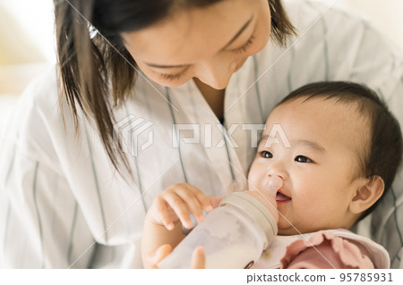 baby and mom drinking milk 95785931