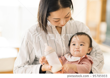baby and mom drinking milk 95785933