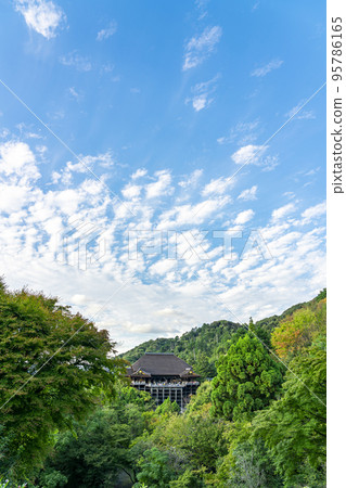 [Kyoto Prefecture] The main hall of Kiyomizu-dera surrounded by rich nature 95786165