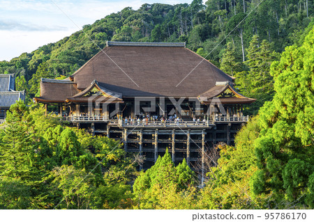 [Kyoto Prefecture] The main hall of Kiyomizu-dera surrounded by rich nature 95786170