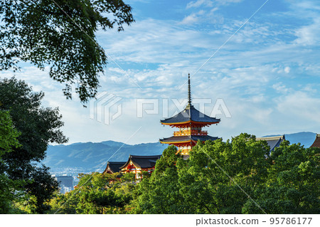 [Kyoto Prefecture] Kiyomizu-dera's three-storied pagoda surrounded by rich nature 95786177