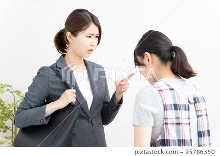 家長對幼兒園老師很生氣 95786350