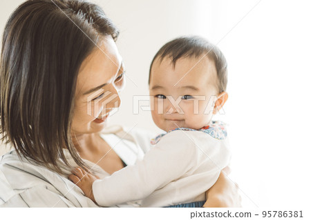 Smiling baby and mother/child-rearing image Smiling baby and mother/child-rearing image 95786381