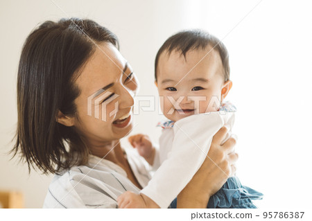 微笑的嬰兒和母親/育兒形象 95786387