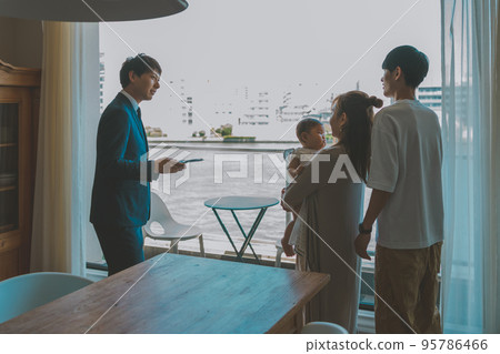 尋找帶嬰兒的房地產 95786466