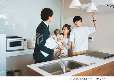 尋找帶嬰兒的房地產 95786488