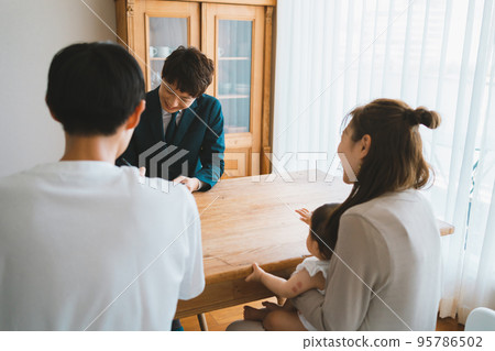 尋找帶嬰兒的房地產 95786502