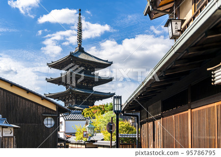 [Kyoto Prefecture] Tasteful townscape and Yasaka Pagoda, a symbol of Higashiyama 95786795