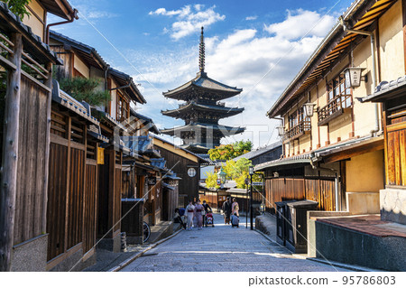 [京都府] 有品位的街景和東山的象徵八坂塔 95786803