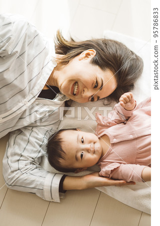 嬰兒和媽媽躺在毛巾上 95786833