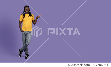 Cool african american millennial man pointing at copy space 95786951