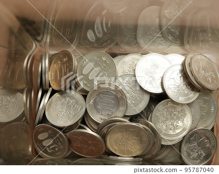 A large amount of 500 yen coins 500 yen coin savings A large amount of 500 yen coins 500 yen coin savings 95787040