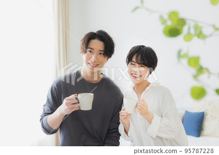 一對夫婦在客廳裡 95787228