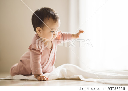 baby trying to crawl 95787326