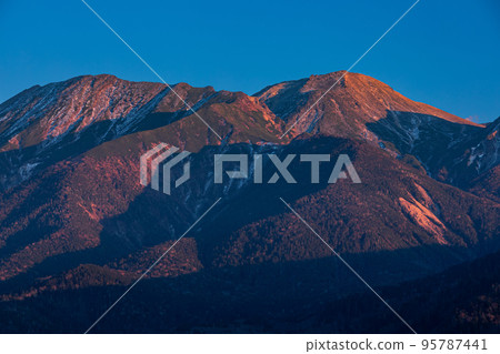 夕陽下的御嶽山(岐阜縣下呂町小坂町禦岳全景線出發) 夕陽下的御嶽山(岐阜縣下呂町小坂町禦岳全景線出發) 95787441