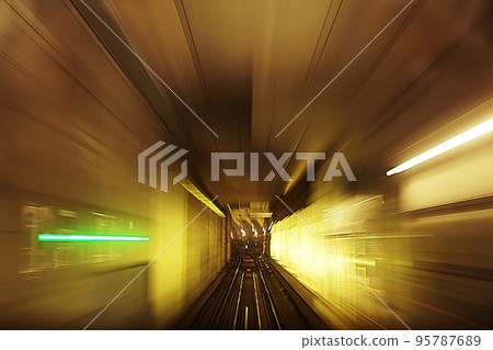 運行的火車風景 運行的火車風景 95787689