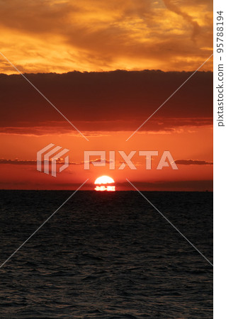 The setting sun and the Seto Inland Sea seen from the west coast of Awaji Island 95788194