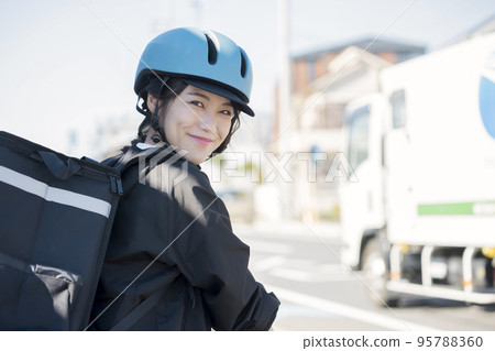 送餐圖片 騎自行車送餐的年輕女子 共享配送 送餐圖片 騎自行車送餐的年輕女子 共享配送 95788360