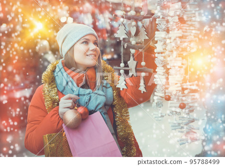 Woman shopping on Christmas market 95788499