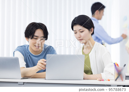 從事小組工作的大學生學生 從事小組工作的大學生學生 95788673