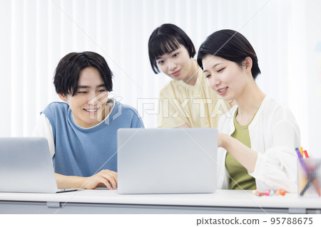 從事小組工作的大學生學生 從事小組工作的大學生學生 95788675
