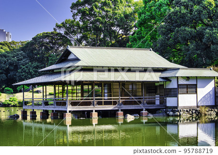 Tokyo, Koto Ward, Kiyosumi Garden, Sukiya-style pavilion, autumn scenery, designated place of scenic beauty by the Tokyo Metropolitan Government 95788719