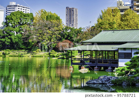Tokyo, Koto Ward, Kiyosumi Garden, Sukiya-style pavilion, autumn scenery, designated place of scenic beauty by the Tokyo Metropolitan Government Tokyo, Koto Ward, Kiyosumi Garden, Sukiya-style pavilion, autumn scenery, designated place of scenic beauty by the Tokyo Metropolitan Government 95788721