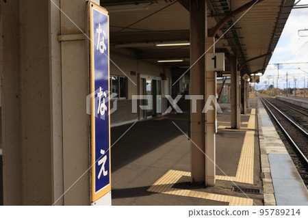 [JR七飯站]車站大樓和月台（購買門票後拍攝） 95789214